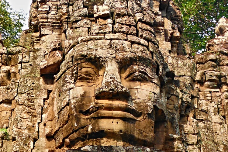 Chrámy Angkoru v kambodžském Siem Reapu a trek do džungle