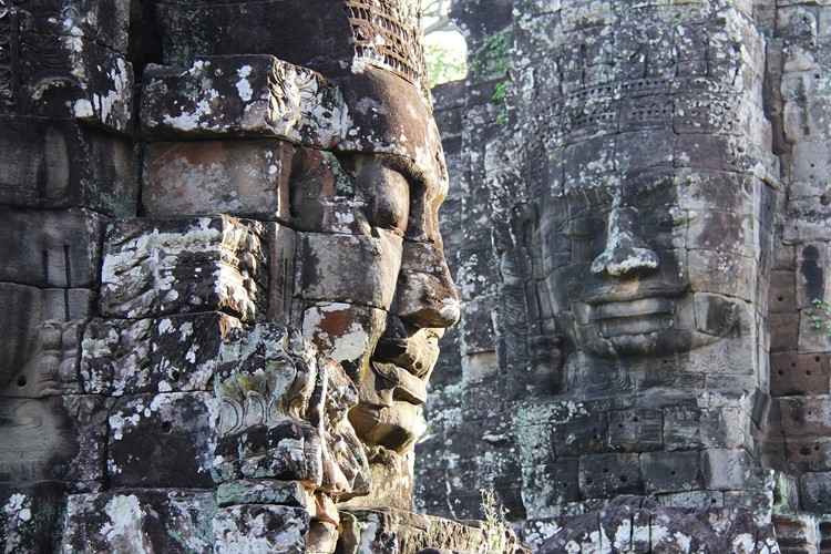 Bayon temple v Siem Reap  s ecotrails.asia