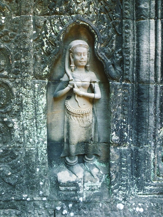 Apsara v Angkor Wat v Siem Reap s ecotrails.asia